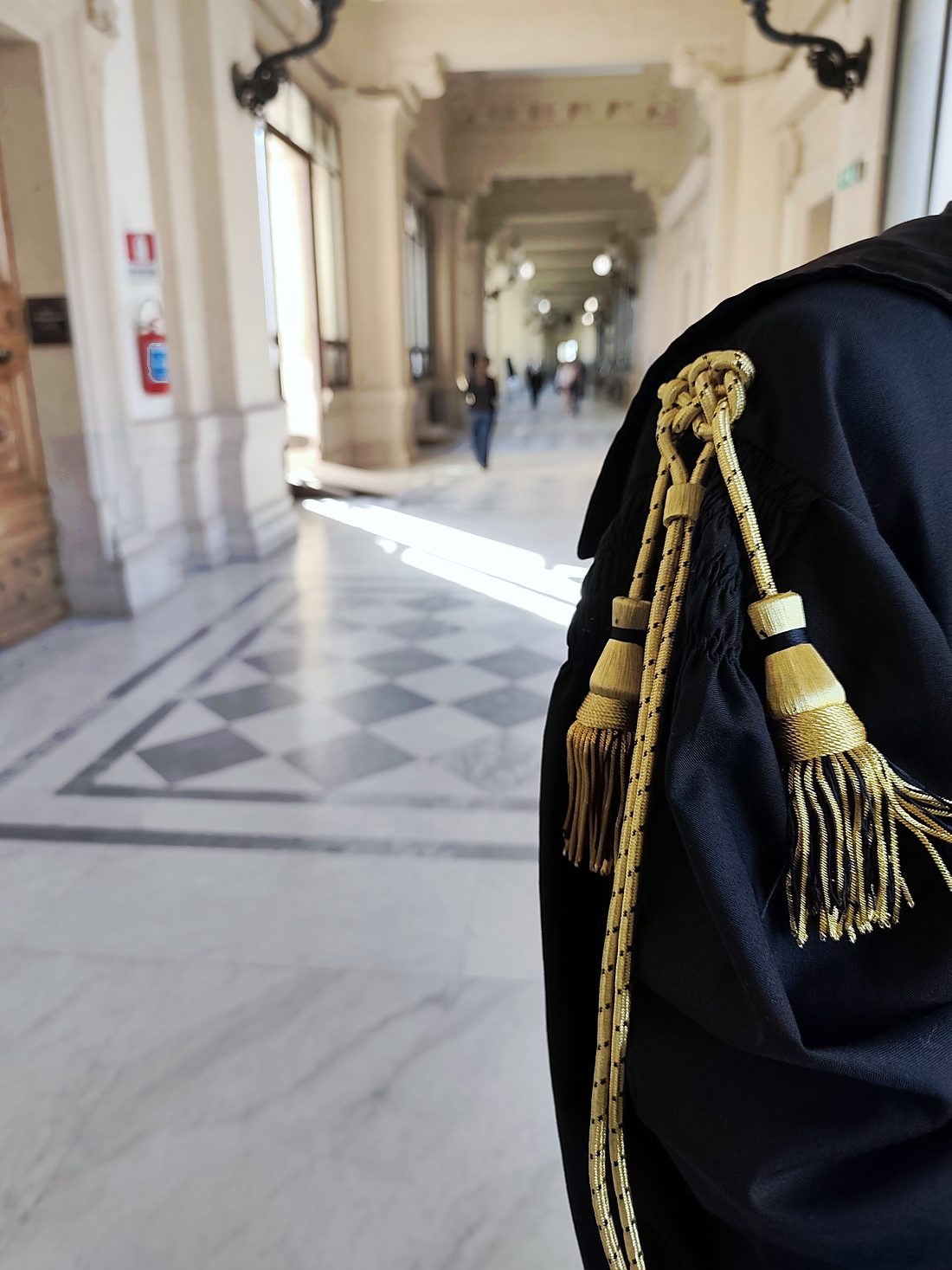 Toga con cordone da cassazionista in un corridoio del Palazzo di Giustizia